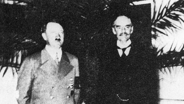 Líder de la Alemania nazi, Adolf Hitler, y el primer ministro del Reino Unido, Neville Chamberlain - Sputnik Mundo
