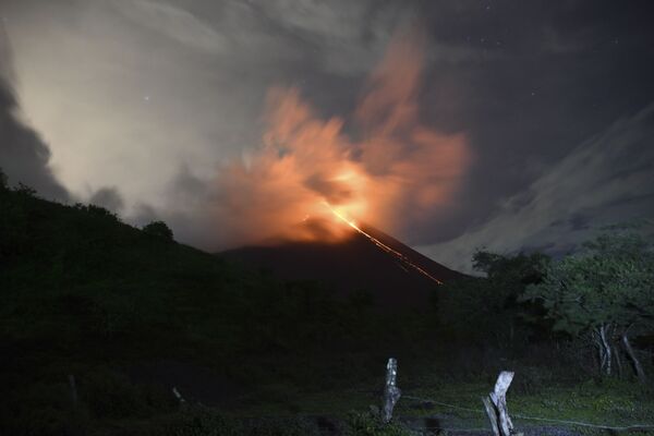 La impresionantes instantáneas de la erupción del volcán de Pacaya en Guatemala

 - Sputnik Mundo