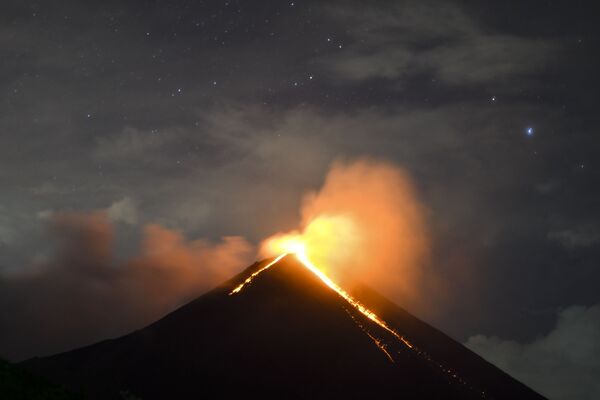 La impresionantes instantáneas de la erupción del volcán de Pacaya en Guatemala

 - Sputnik Mundo