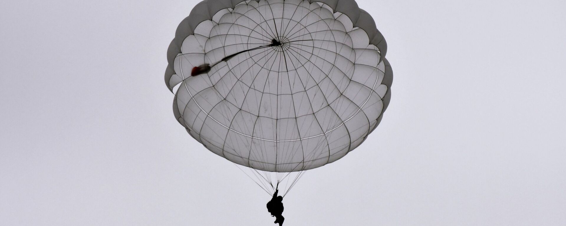 Una persona durante un salto de paracaídas (imagen referencial) - Sputnik Mundo, 1920, 05.03.2021