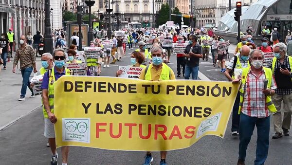 Los pensionistas piden la dimisión de Ayuso: Han muerto 6.000 personas por falta de cuidados - Sputnik Mundo