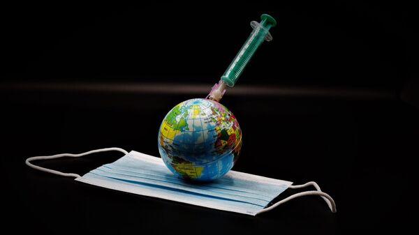 Un globo, una vacuna y una mascarilla durante el brote de coronavirus en el mundo - Sputnik Mundo