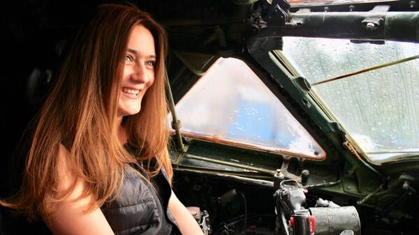 María Karmánova en la cabina del Tu-104 que está restaurando - Sputnik Mundo