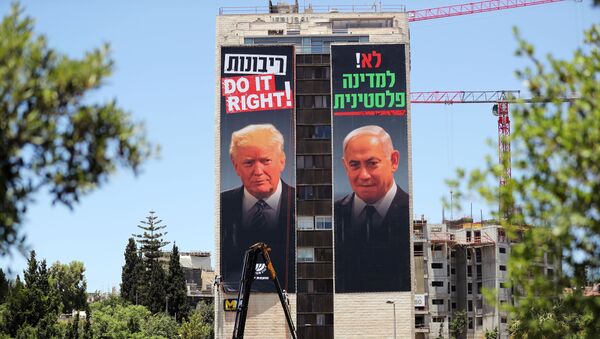 Un cartel con rostros del presidente de EEUU, Donald Trump, y el primer ministro israelí, Benjamín Netanyahu - Sputnik Mundo