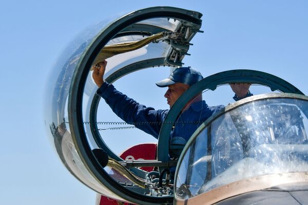 Las cadetes rusas, listas para pilotar sus primeros aviones militares - Sputnik Mundo