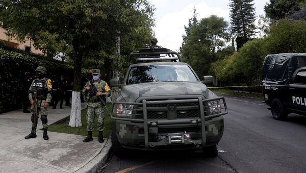 Oficiales de policía vigilan la escena del crimen después de un intento de asesinato del jefe de policía de la Ciudad de México, Omar García Harfuch - Sputnik Mundo