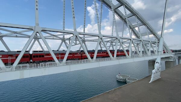 Un tren de carga pasa por el puente de Crimea - Sputnik Mundo