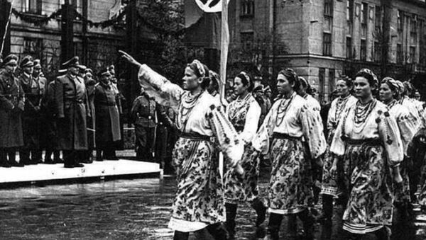 Marcha de nacionalistas ucranianos durante la ocupación nazi de Ucrania (archivo) - Sputnik Mundo