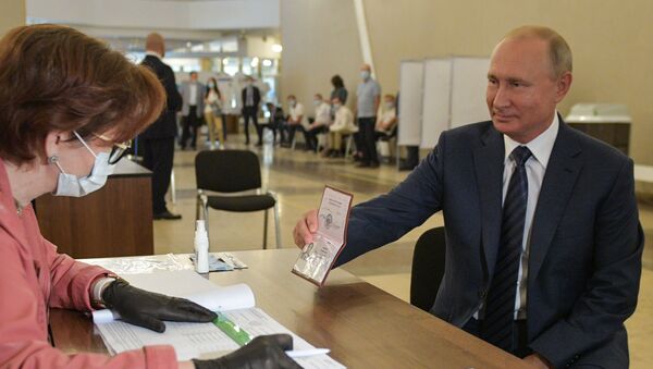 El presidente ruso, Vladímir Putin, vota sobre las enmiendas a la Constitución - Sputnik Mundo