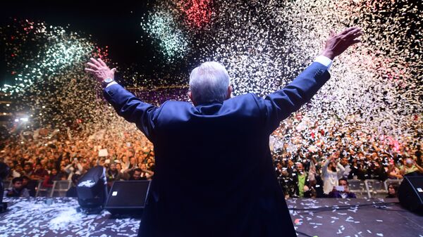 Andrés Manuel López Obrador celebra su triunfo en las elecciones presidenciales de 2018 - Sputnik Mundo