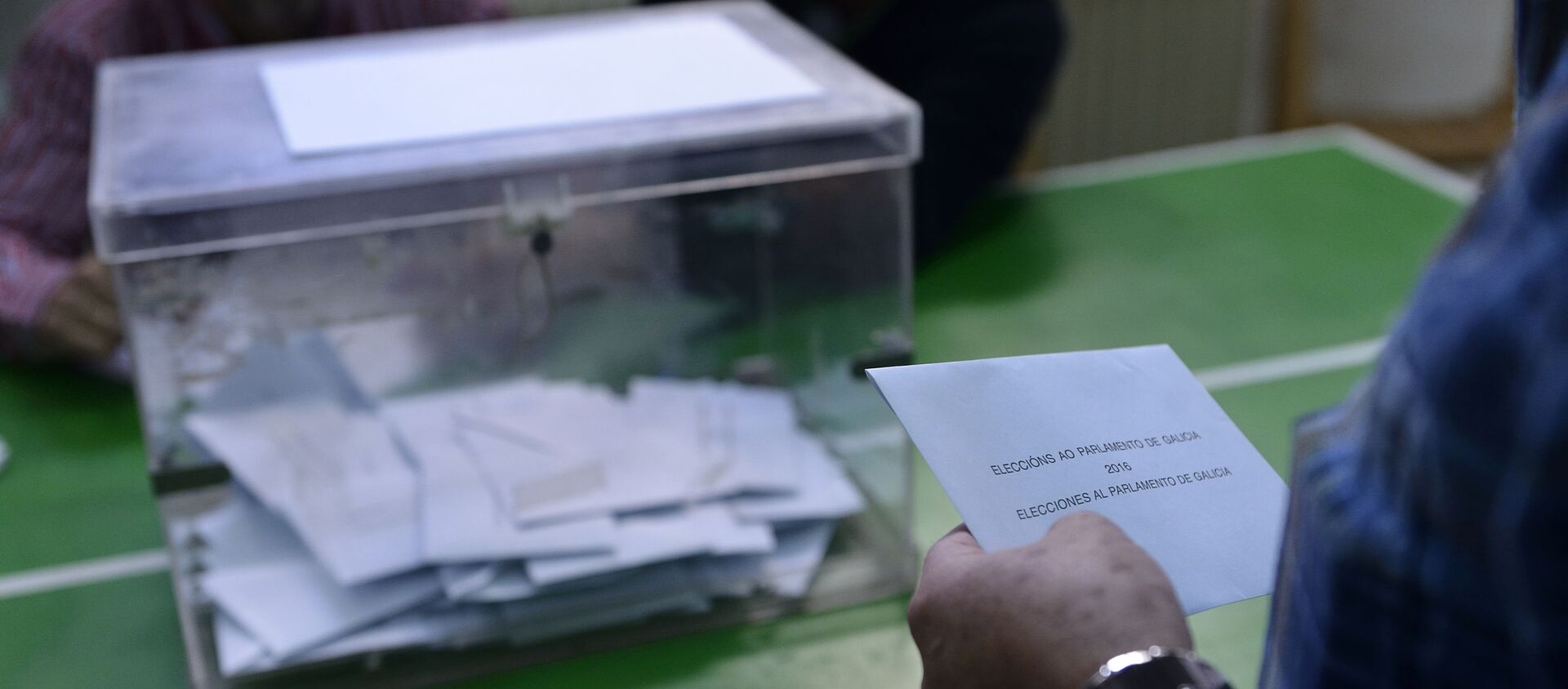 Votante frente a una urna en las elecciones de Galicia de 2016 - Sputnik Mundo, 1920, 02.07.2020