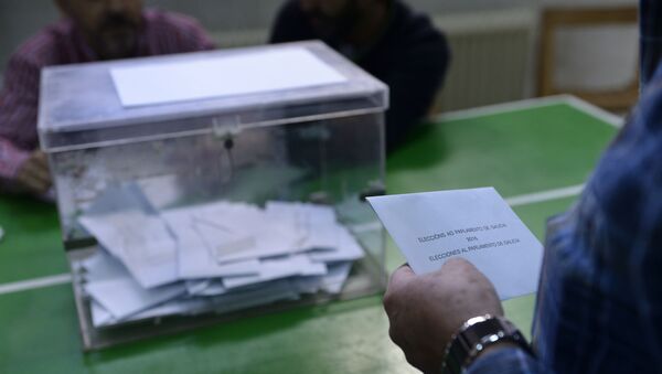 Votante frente a una urna en las elecciones de Galicia de 2016 - Sputnik Mundo