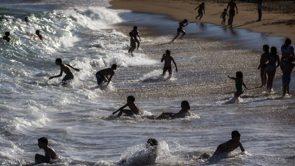 Gente disfruta en una playa de Barcelona, España - Sputnik Mundo