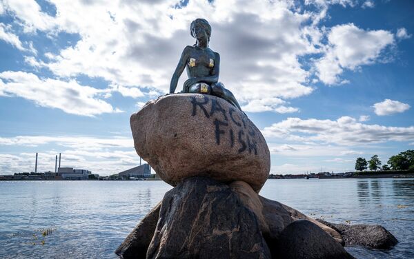 La estatua de la Sirenita en Copenhague con el lema de pez racista - Sputnik Mundo