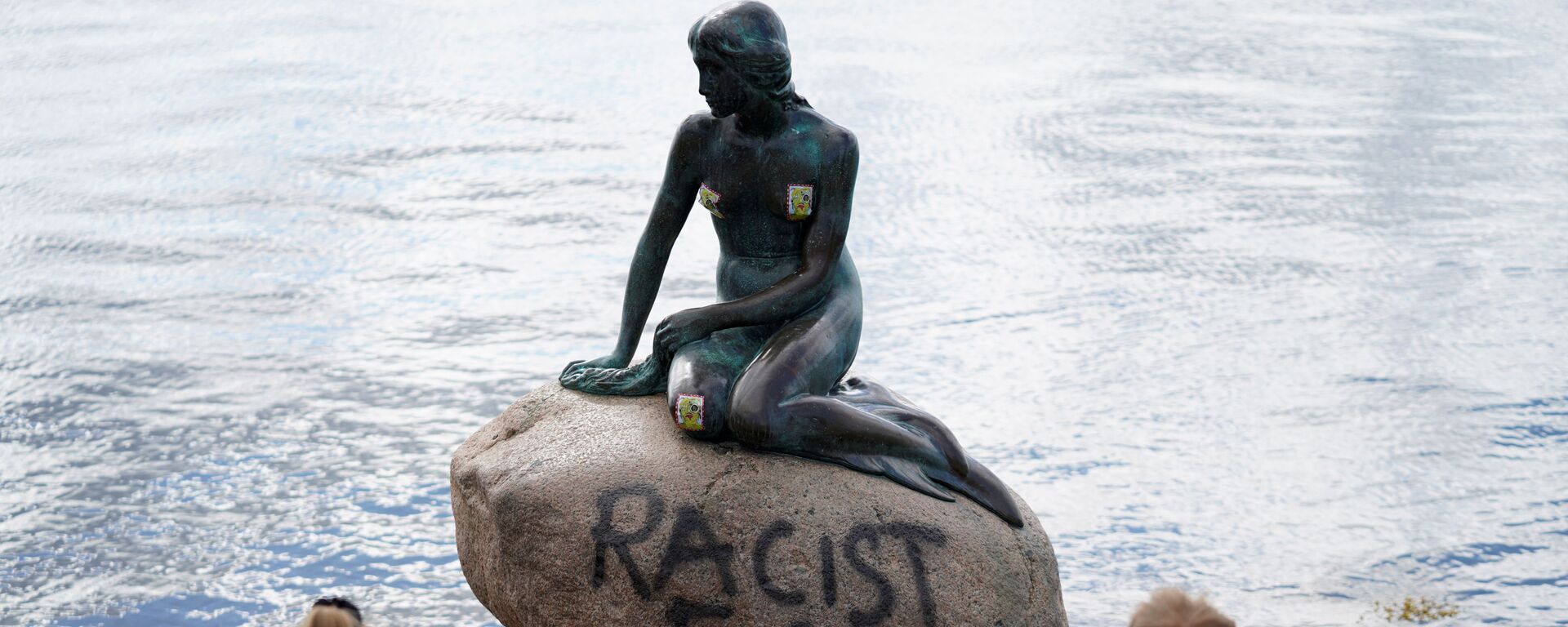 La estatua de la Sirenita en Copenhague con el lema de pez racista  - Sputnik Mundo, 1920, 03.07.2020