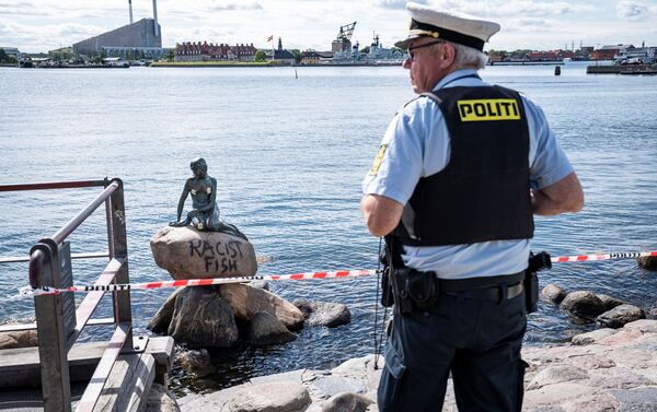 Un policía cerca de la estatua de la Sirenita vandalizada - Sputnik Mundo