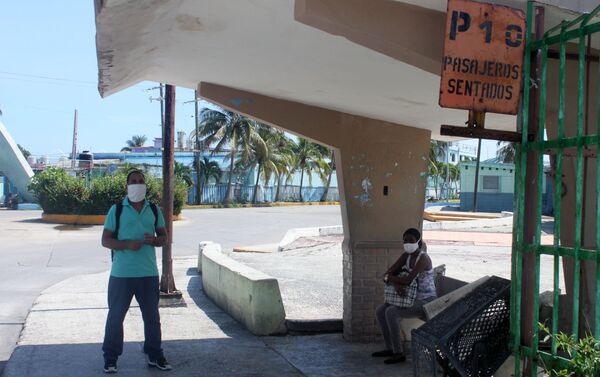 Personas esperando el ómnibus en La Habana - Sputnik Mundo