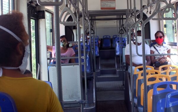 Pasajeros en un ómnibus en La Habana - Sputnik Mundo