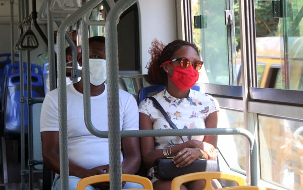 Pasajeros en un ómnibus en La Habana - Sputnik Mundo
