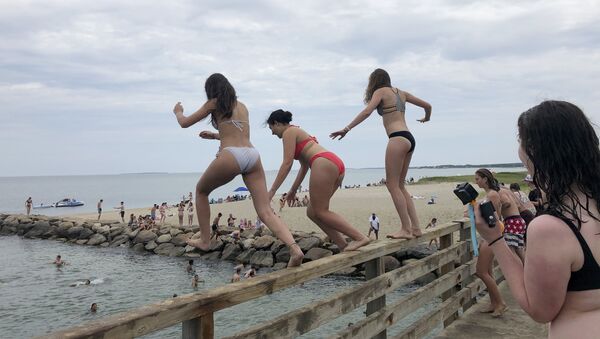 Девушки прыгают с моста в пруд в Эдгартауне, штат Массачусетс - Sputnik Mundo