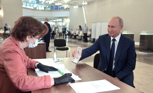 Владимир Путин во время голосования по вопросу одобрения изменений в Конституцию - Sputnik Mundo