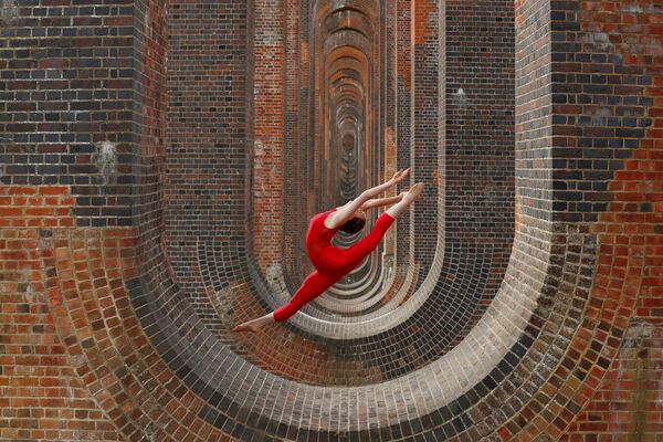 Танцовщица Ханна Мартин во время тренировки у виадука долины Уз в Великобритании - Sputnik Mundo