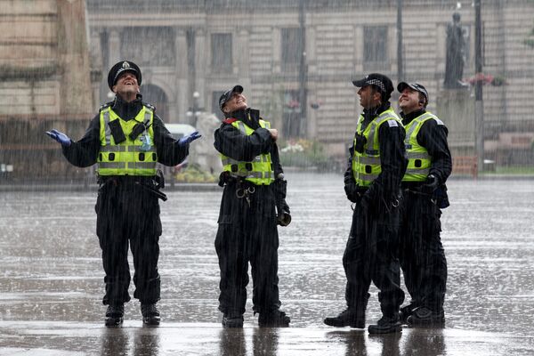 Сотрудники полиции на площади Джорджа в Глазго - Sputnik Mundo