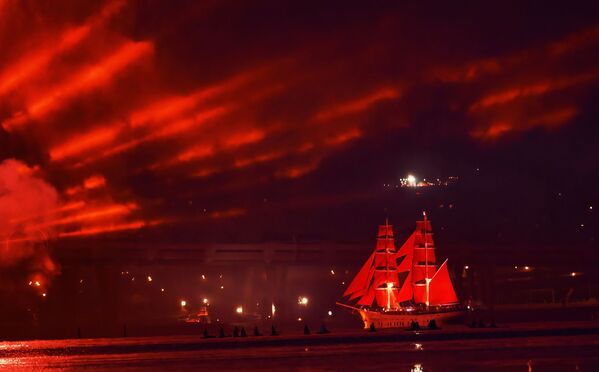 Бриг Россия в акватории Финского залива во время праздника выпускников Алые паруса в Санкт-Петербурге - Sputnik Mundo