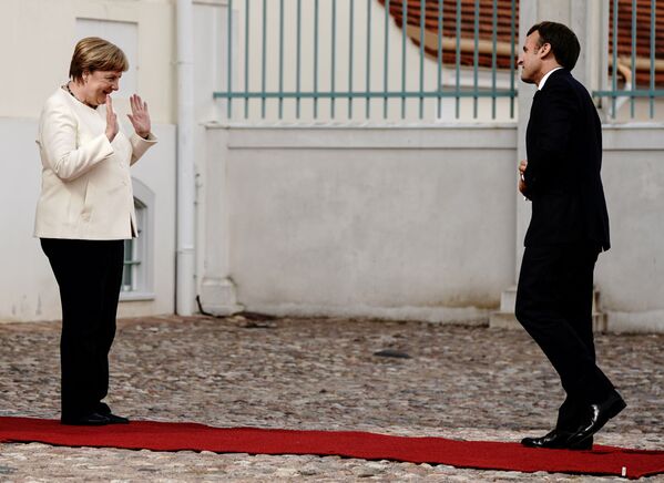Канцлер Германии Ангела Меркель приветствует президента Франции Эммануэля Макрона в замке Мезеберг, Германия - Sputnik Mundo