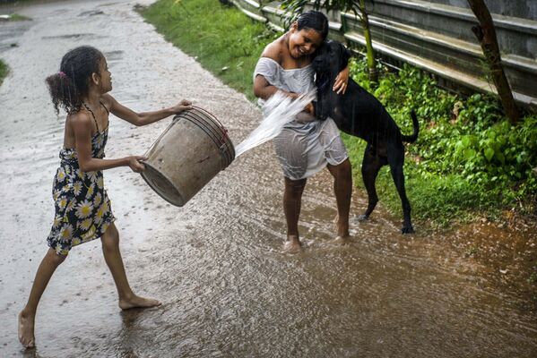 Дети играют под дождем, Гавана, Куба - Sputnik Mundo