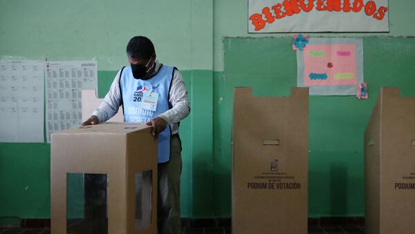 Un colegio electoral en Santiago - Sputnik Mundo