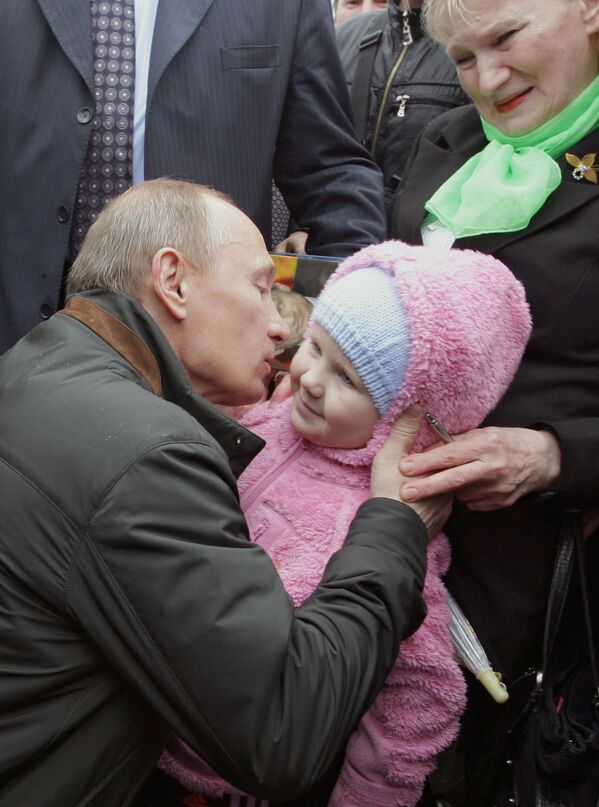 Los besos más efusivos entre políticos, en imágenes - Sputnik Mundo