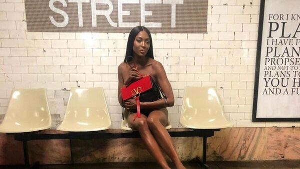 Naomi Campbell posa desnuda en el metro de Nueva York - Sputnik Mundo