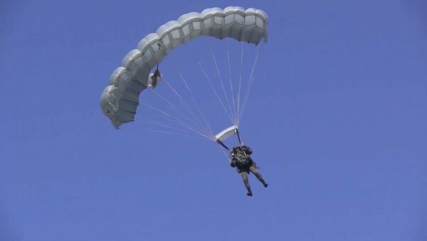 Los paracaidistas rusos ponen a prueba su precisión al aterrizar - Sputnik Mundo