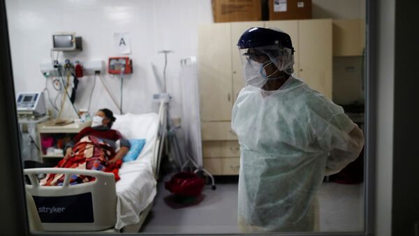 Un paciente con coronavirus y el doctor Carlos Fuentes un hospital en las afueras de Buenos Aires - Sputnik Mundo
