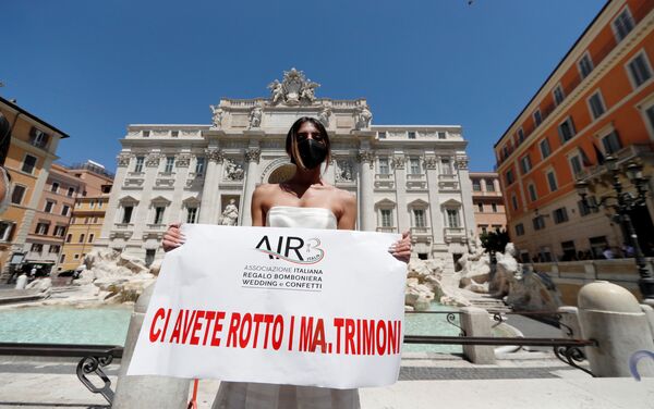Protestas de novias para solicitar apoyo al sector de organización de bodas en Roma, Italia - Sputnik Mundo