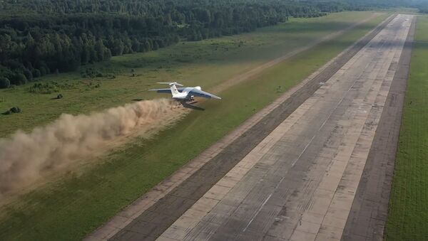 Así un enorme avión de transporte ruso aterriza sobre una pista de tierra - Sputnik Mundo