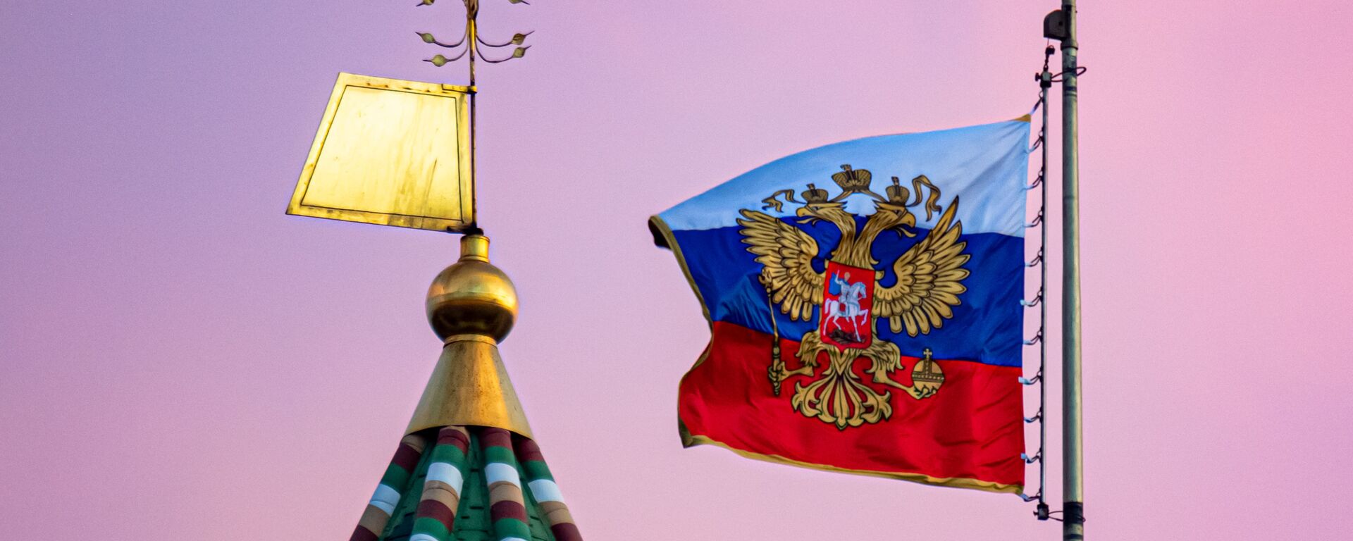 La bandera rusa y una torre del Kremlin de Moscú - Sputnik Mundo, 1920, 21.02.2022