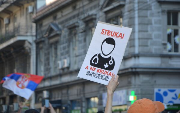 Protestas ante el Parlamento de Serbia por la decisión del Gobierno de imponer un toque de queda el fin de semana - Sputnik Mundo