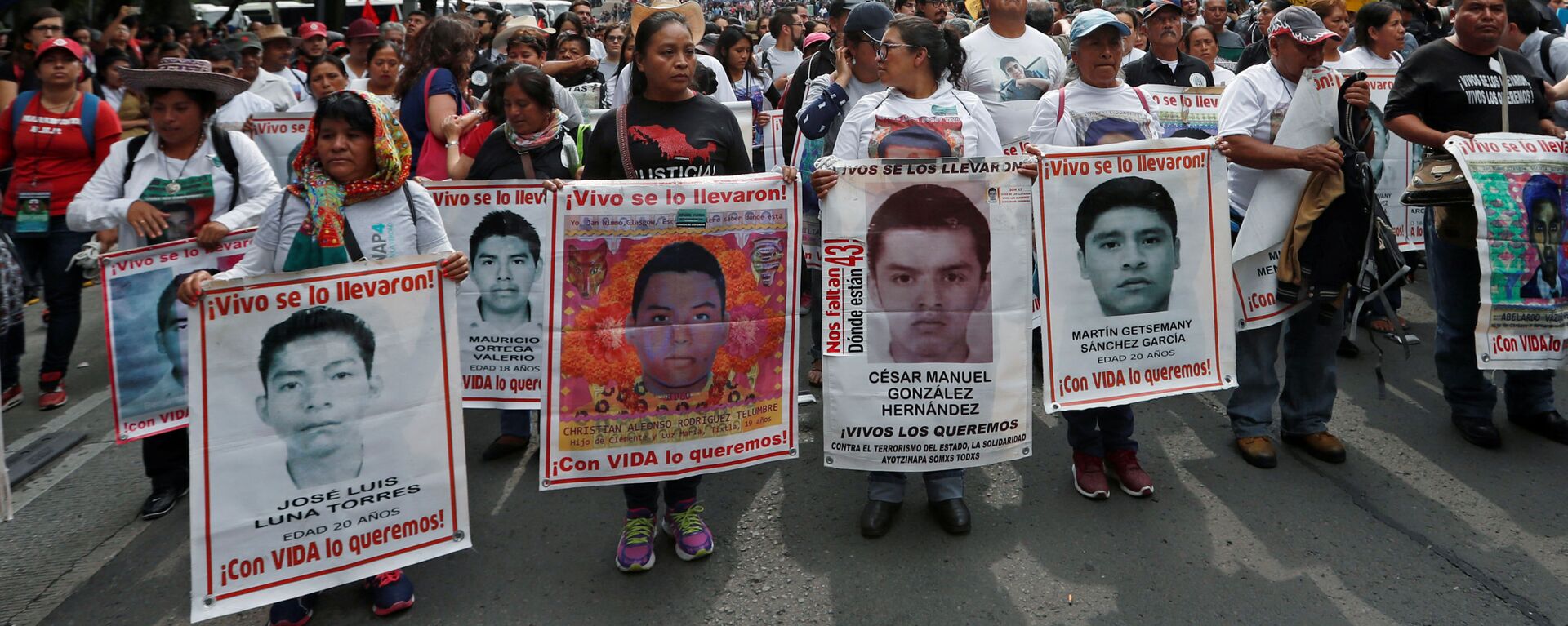 Los parientes sostienen carteles con fotos de estudiantes desaparecidos en una manifestación en México - Sputnik Mundo, 1920, 09.07.2020