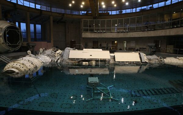 La réplica de los módulos rusos de la Estación Espacial Internacional (EEI) en el hidrolaboratorio del Centro Gagarin - Sputnik Mundo