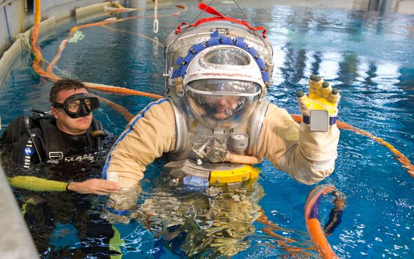 El astronauta alemán Alexander Gerst participa de un entrenamiento en el hidrolaboratorio del Centro Gagarin (2013) - Sputnik Mundo