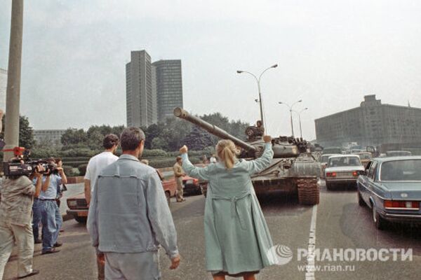 Tanques y barricadas en las calles de Moscu el 19 de agosto de 1991 - Sputnik Mundo