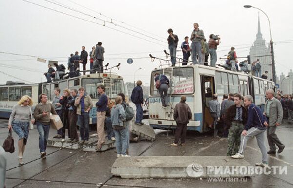Tanques y barricadas en las calles de Moscu el 19 de agosto de 1991 - Sputnik Mundo