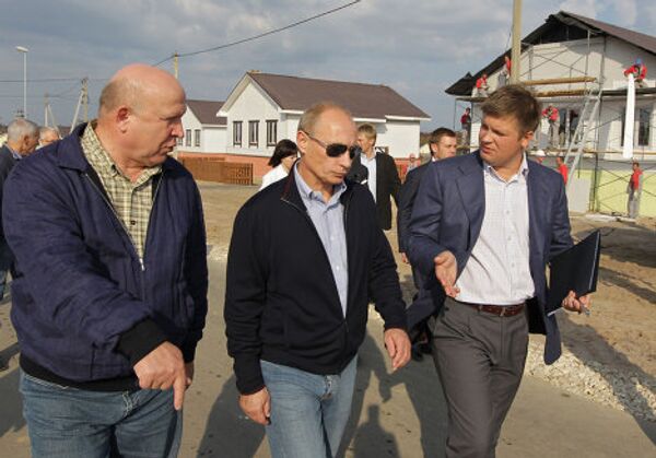 Putin inspecciona obras de nuevas viviendas para damnificados por incendios forestales  - Sputnik Mundo