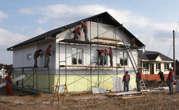 Putin inspecciona obras de nuevas viviendas para damnificados por incendios forestales  - Sputnik Mundo