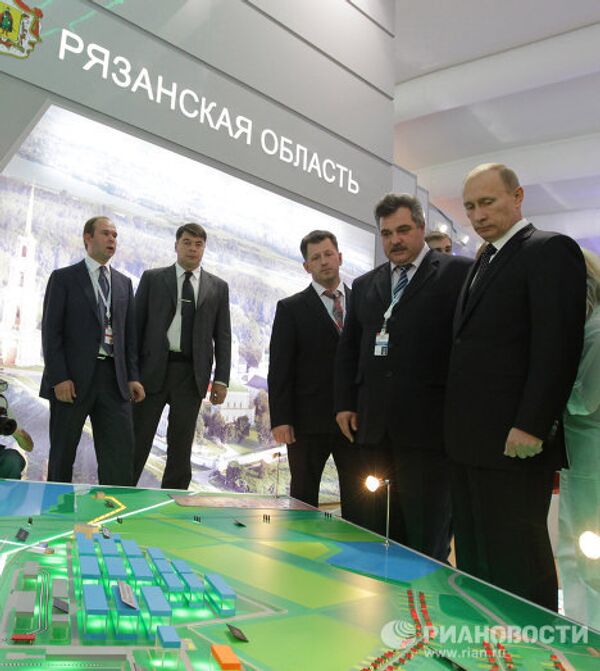 Vladímir Putin conoce proyectos regionales en el Foro de Inversiones de Sochi - Sputnik Mundo