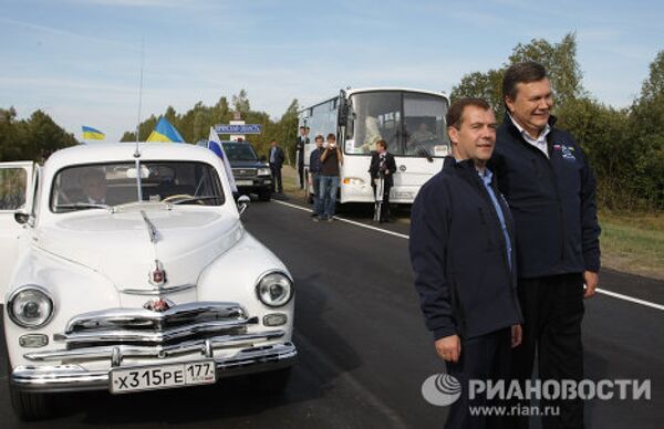 Medvédev y Yanukóvich encabezan la carrera de autos San Petersburgo – Kiev - Sputnik Mundo