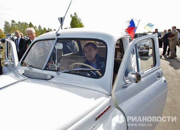 Medvédev y Yanukóvich encabezan la carrera de autos San Petersburgo – Kiev - Sputnik Mundo