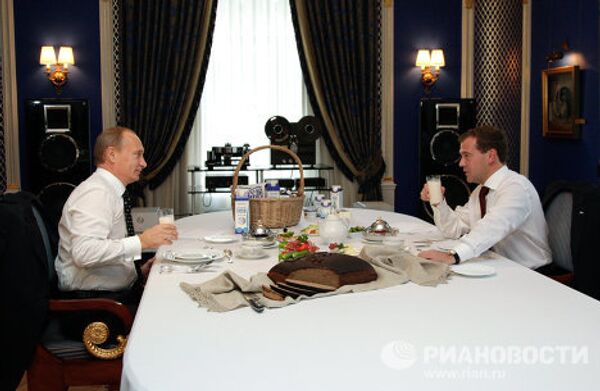 Almuerzo de trabajo de Medvédev y Putin: pan, leche y otros productos agrícolas de Rusia - Sputnik Mundo